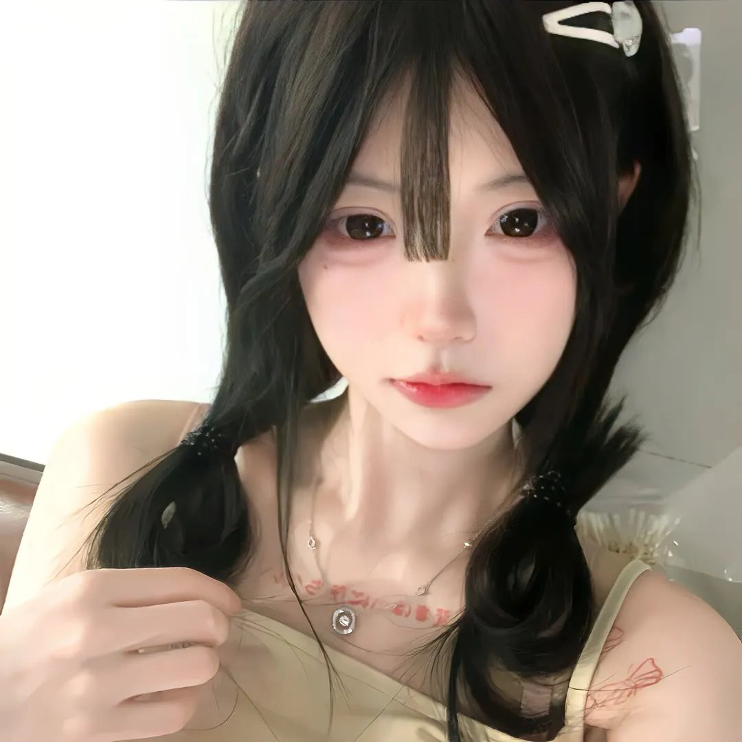 背后的她,眼前的我